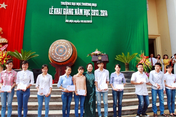 Phó Chủ tịch nước Nguyễn Thị Doan dự khai giảng Trường ĐH Thương mại